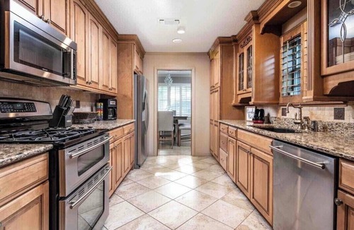 Paris Casa | Home + garage 4 BEDROOMS, 2.5 BATH, 2 king, 1 queen, 1 full