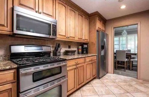 Paris Casa | Home + garage 4 BEDROOMS, 2.5 BATH, 2 king, 1 queen, 1 full