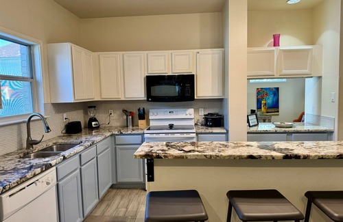 San Antonio Casa | Hogar oculto a simple vista: tráfico de ruido (casi) gratis donde los ciervos deambulan gratis