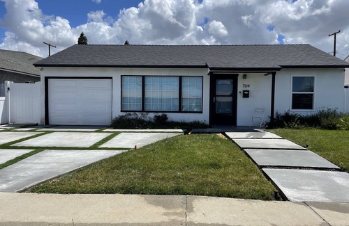 Compton Casa | Home in a quiet area close to freeways shopping centers and restaurants