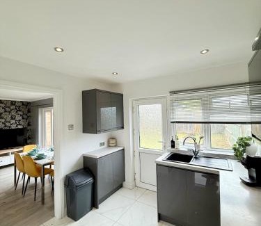Keynsham Casa | Home in between Bath and Bristol - Sleeps 9 guests