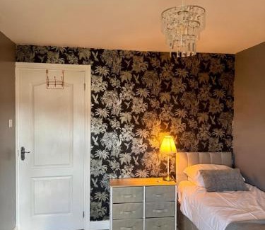 Keynsham Casa | Home in between Bath and Bristol - Sleeps 9 guests