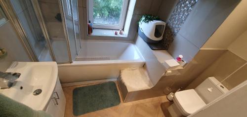 Sutton-in-Craven Casa | Home in Glusburn with hot tub