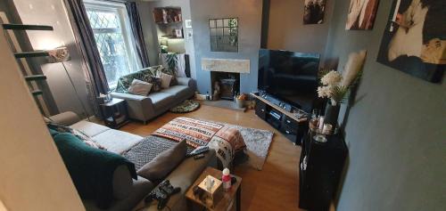 Sutton-in-Craven Casa | Home in Glusburn with hot tub