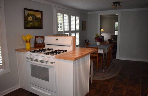 Hendersonville Otro | Home in Hendersonville's Historic Lennox Park close to many fun activities.