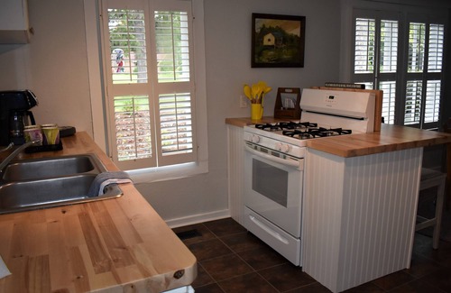 Hendersonville Otro | Home in Hendersonville's Historic Lennox Park close to many fun activities.