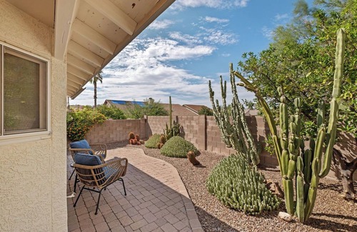 Casas Adobes Casa | Home in North Tucson. Appealing 2 bed, 2 bath, 2 car garage single family home.