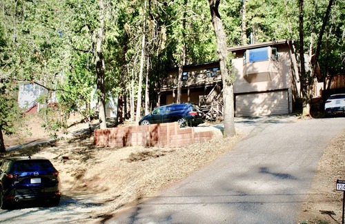 Alta Sierra Casa | Home In The Woods-Family and Couples Getaway (3BR)