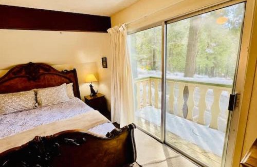 Yosemite West Casa | Home in Yosemite-Brookside Cottage-Sleeps 10