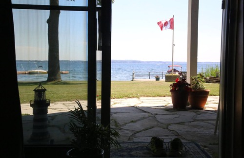 Leeds and the Thousand Islands Cabaña | Directamente en St. Lawrence, con playa privada y atraque GRATUITO para botes y WIFI.