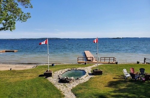 Leeds and the Thousand Islands Cabaña | Directamente en St. Lawrence, con playa privada y atraque GRATUITO para botes y WIFI.