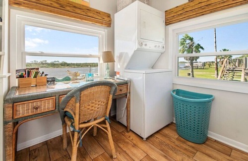 Cedar Lane Casa | "Un poco de sal y la cal" - Waterfront Propiedad en Caney Creek con un lugar RV