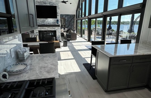 Arkdale Cabina | Hermosa casa grande en el lago Petenwell - ¡Aproximadamente 30 minutos del Wi Dells!