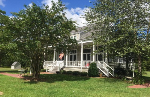 Loris Casa | Disfrute de su propia granja con un lago alimentado por manantiales para sus próximas vacaciones en Myrtle Beach