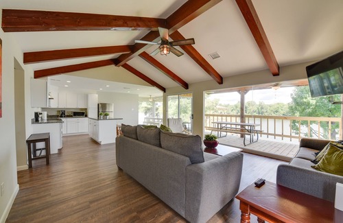 Barrett Casa | ¡NUEVO! San Jacinto River Home w / Deck, Juegos y Grill!