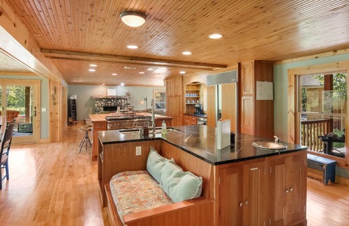 Glen Arbor Casa | Hermoso y único hogar en el río cristalino en Glen Arbor! Pontón incluido.