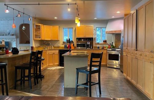 Juneau Casa | Home on the Hill at Kelli Creek