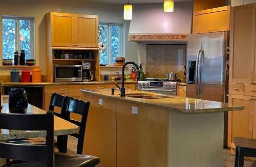 Juneau Casa | Home on the Hill at Kelli Creek