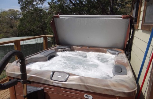 Wimberley Casa | Encantadora casa con gran terraza privada y jacuzzi en el corazón de Hill Country