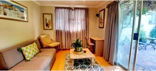 Pinelands Apartamento | Home On Uitvlugt - Peaceful leafy garden flat with sunny lounge