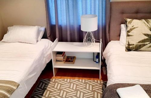 Pinelands Apartamento | Home On Uitvlugt - Peaceful leafy garden flat with sunny lounge