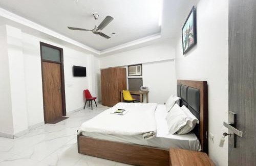 Nizamuddin East Hotel | Home Stay Near Nizamuddin Railway Station
