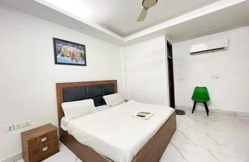 Nizamuddin East Hotel | Home Stay Near Nizamuddin Railway Station