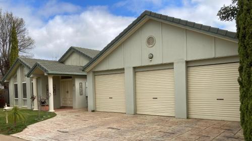 Swan Hill Casa | HOME STAY on HIGH King Bed - Private Home with Private Bathroom