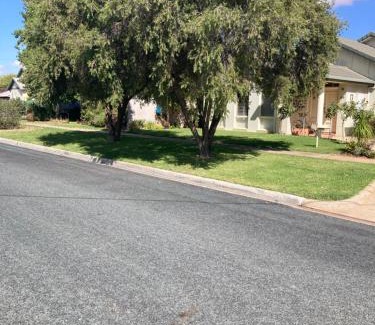 Swan Hill Casa | HOME STAY on HIGH King Bed - Private Home with Private Bathroom