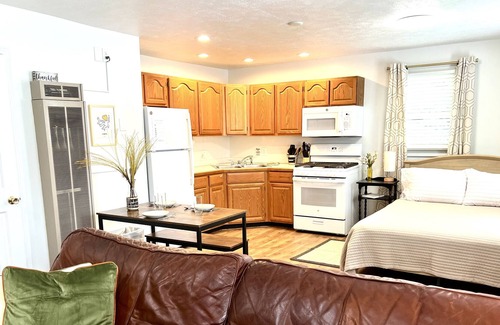 Norton Shores Apartamento | Home - studio style near Lake Harbor Park and Lk Michigan