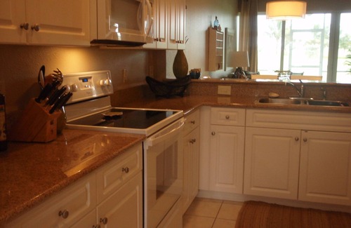 Naples Condominio | HOME SUITE HOME! Elegante 3 dormitorios, planta baja, vista al campo de golf