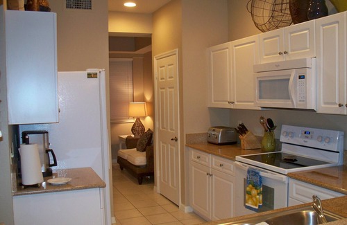 Naples Condominio | HOME SUITE HOME! Elegante 3 dormitorios, planta baja, vista al campo de golf