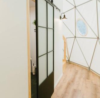 Rogers Casa | "Home Sweet Dome" MODERN TREEHOUSE STAY w/Hot Tub