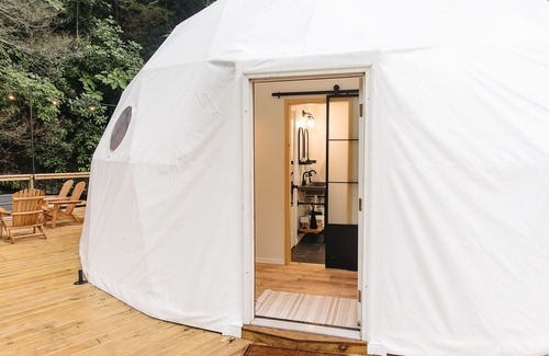 Campton Cabina | "Home Sweet Dome" MODERN TREEHOUSE STAY w/ Hot Tub
