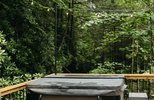Campton Cabina | "Home Sweet Dome" MODERN TREEHOUSE STAY w/ Hot Tub