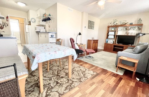 Isle of Palms Condominio | Home Sweet Home en IOP, 1Br / 1Ba PRIMER PISO, Porche impresionante, Se admiten perros
