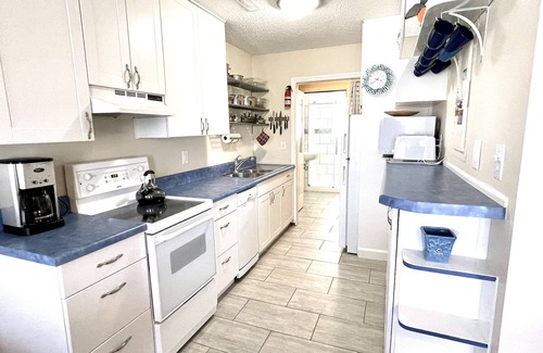 Isle of Palms Condominio | Home Sweet Home en IOP, 1Br / 1Ba PRIMER PISO, Porche impresionante, Se admiten perros