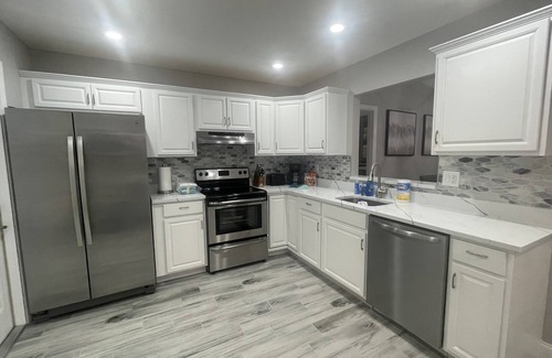 Seminole Casa | HOME SWEET HOME!☀️ HUGE HOT TUB. HEATED POOL! 7 miles to beach 4BD 2BA updated!