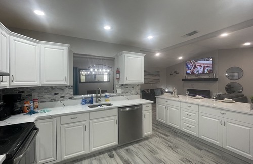 Seminole Casa | HOME SWEET HOME!☀️ HUGE HOT TUB. HEATED POOL! 7 miles to beach 4BD 2BA updated!