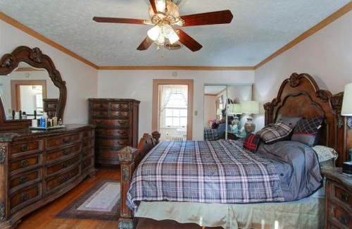 Lynchburg Casa | Home Sweet Home Suite #1, near Liberty University, and Lynchburg Hospital, Deluxe Queen Size Bedroom