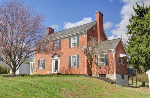 Lynchburg Casa | Home Sweet Home Suite #1, near Liberty University, and Lynchburg Hospital, Deluxe Queen Size Bedroom