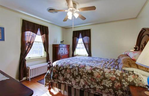 Lynchburg Casa | Home Sweet Home, Suite #2, near Liberty University, and Lynchburg Hospital, Deluxe Queen Size Bedroom
