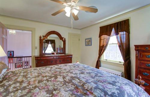 Lynchburg Casa | Home Sweet Home, Suite #2, near Liberty University, and Lynchburg Hospital, Deluxe Queen Size Bedroom