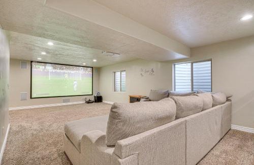 South Jordan Apartamento | Home Theater and Patio South Jordan Basement Unit