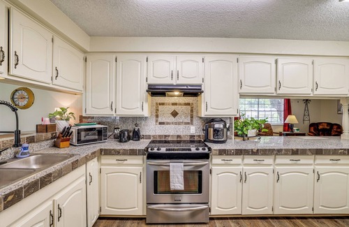 Euless Casa | Home w/Backyard Oasis < 7 Mi to AT&T Stadium!