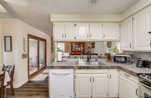 Euless Casa | Home w/Backyard Oasis < 7 Mi to AT&T Stadium!