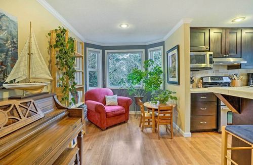 Picnic Point-North Lynnwood Casa | Lynnwood Home: Private Hot Tub, Fire Table & Grill