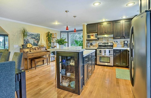 Picnic Point-North Lynnwood Casa | Lynnwood Home: Private Hot Tub, Fire Table & Grill