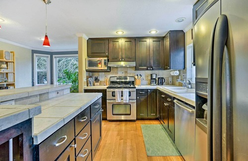Picnic Point-North Lynnwood Casa | Lynnwood Home: Private Hot Tub, Fire Table & Grill