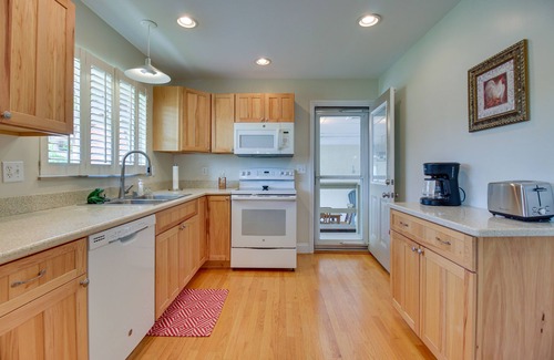 Williamstown Casa | Home w/ Hot Tub + Deck ~ 3 Mi to Ark Encounter!